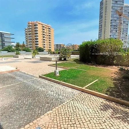 Rocha Tower 11d 公寓 *